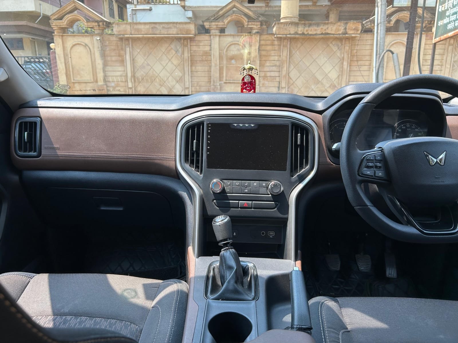 
								Mahindra Scorpio N Z2 D MT 7St full									