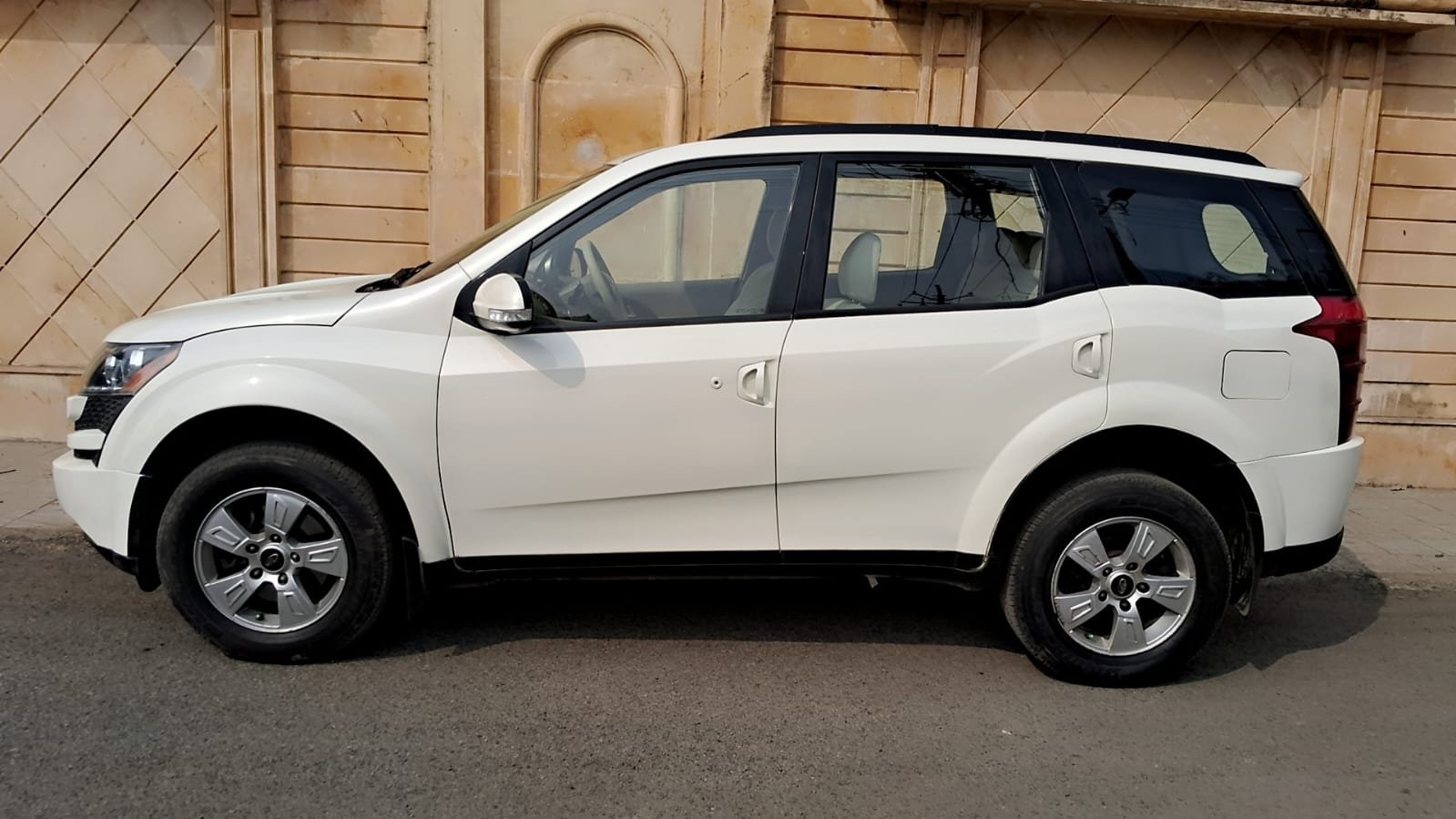 
								XUV 500 full									