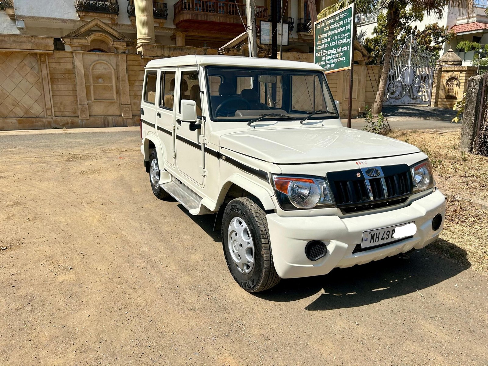 
								Bolero SLX 7 Seater full									