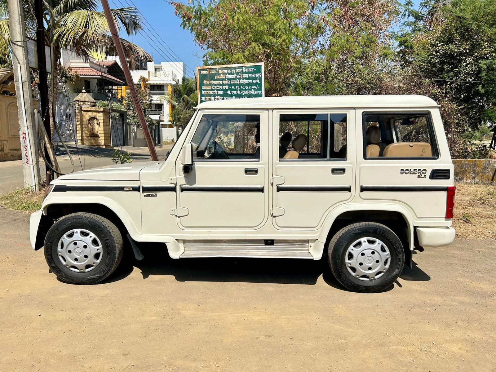 
								Bolero SLX 7 Seater full									