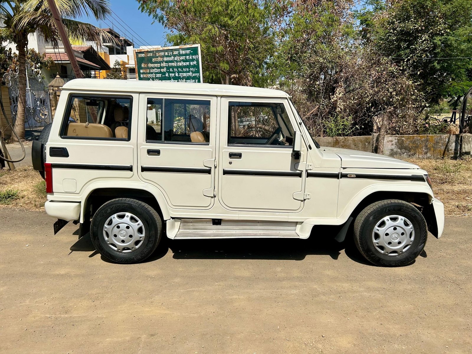 
								Bolero SLX 7 Seater full									