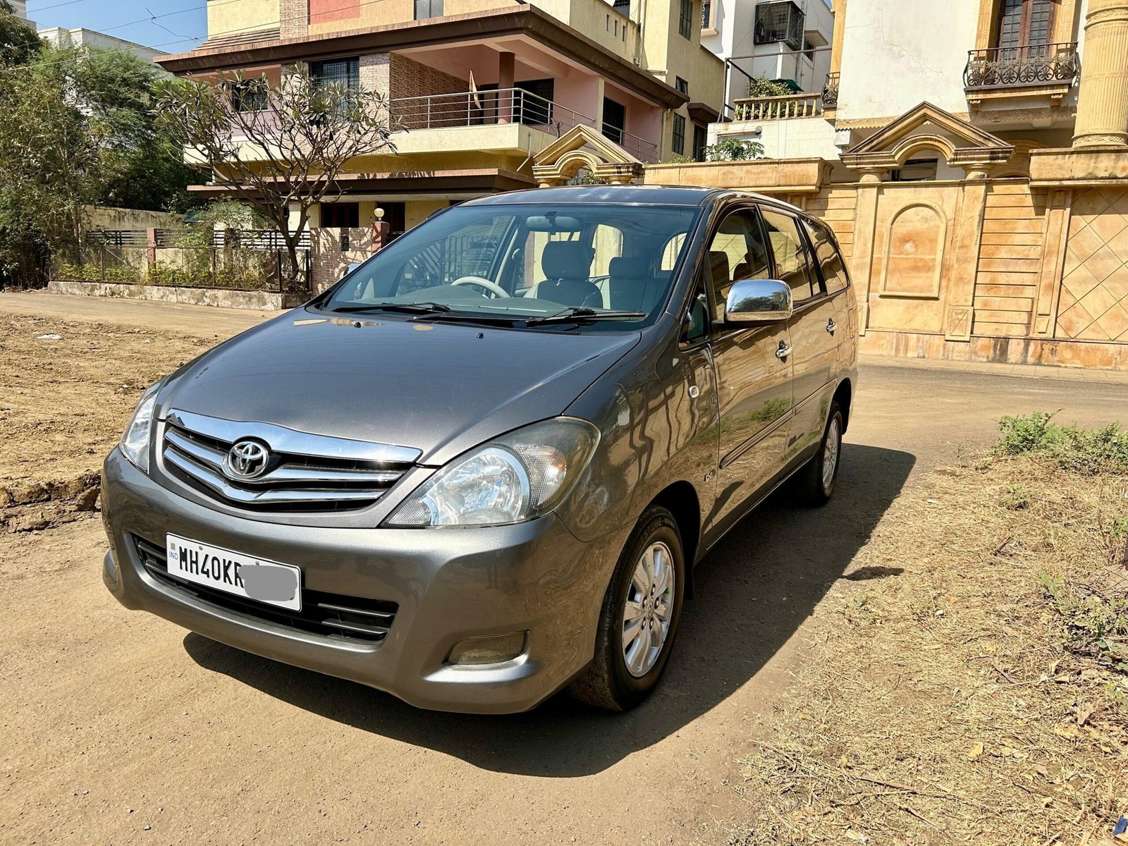 
								Toyota Innova V 2011 full									