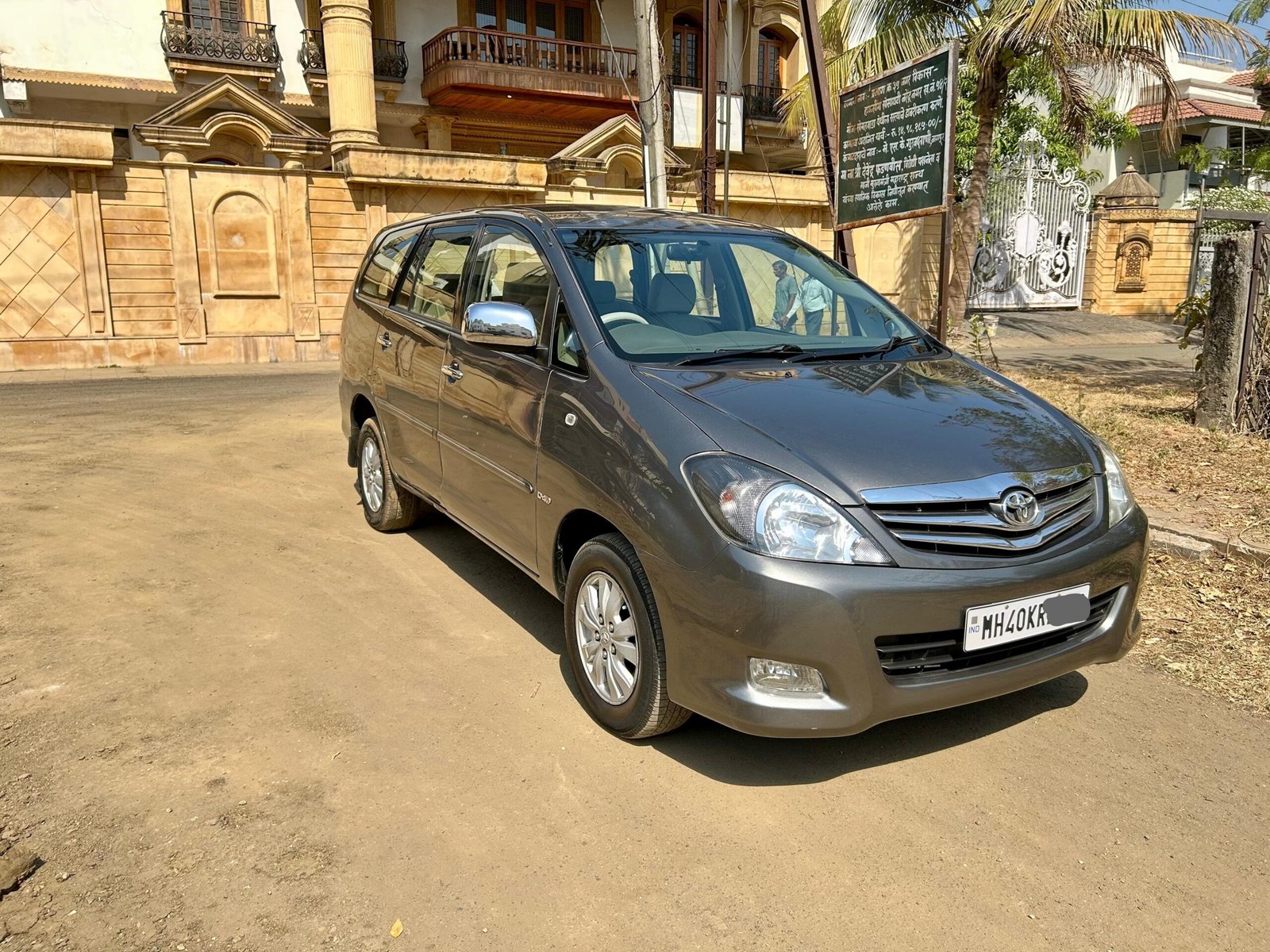 
								Toyota Innova V 2011 full									