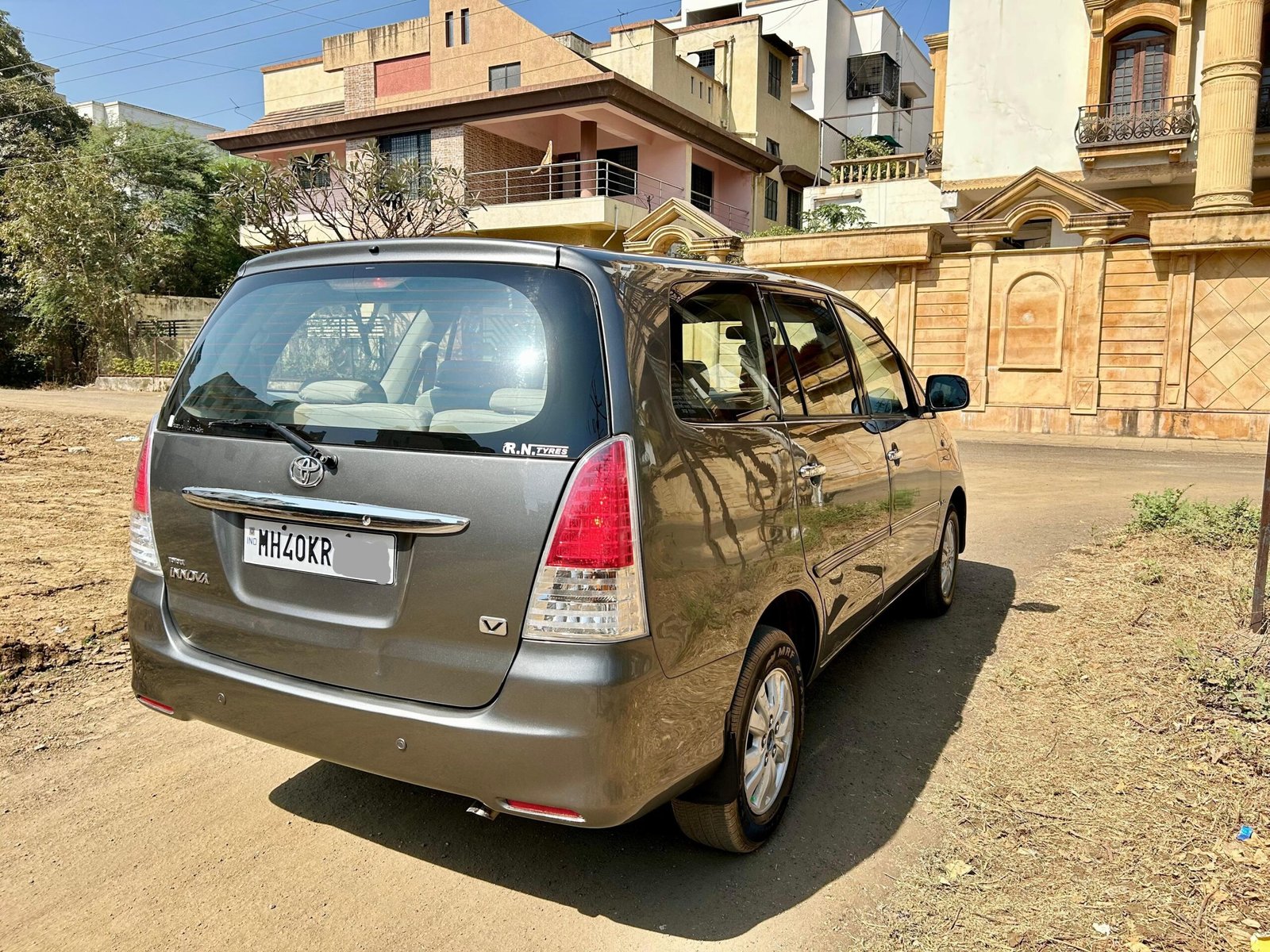 
								Toyota Innova V 2011 full									