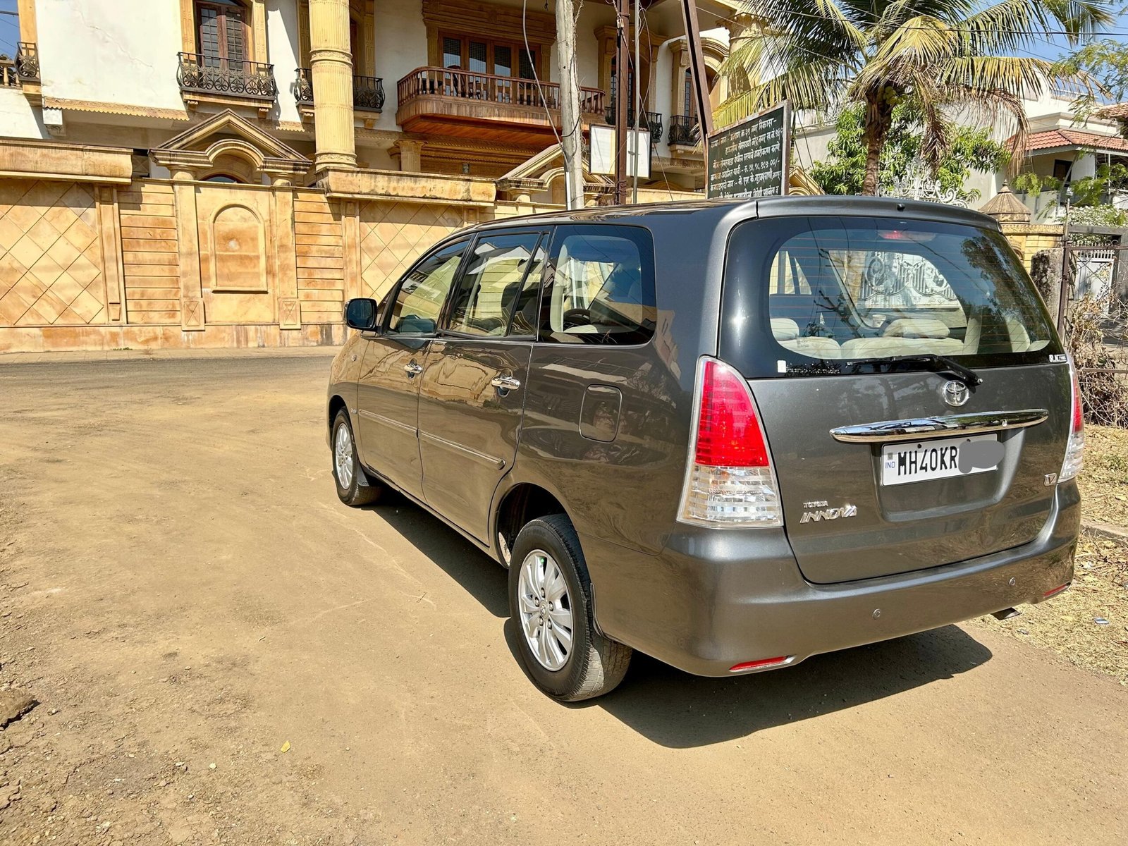 
								Toyota Innova V 2011 full									