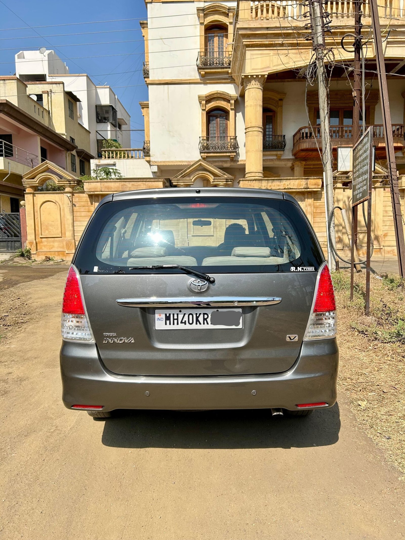 
								Toyota Innova V 2011 full									