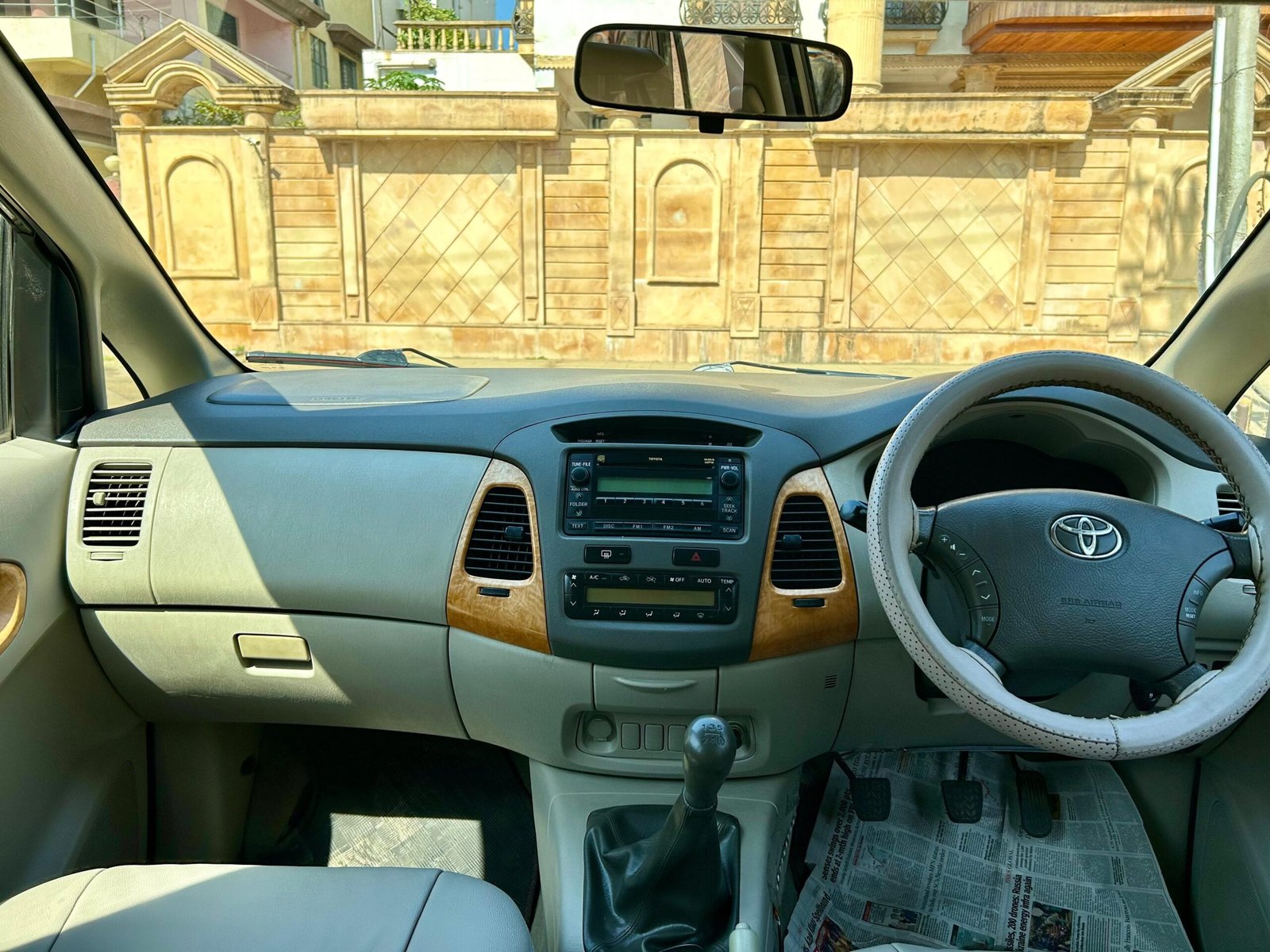 
								Toyota Innova V 2011 full									
