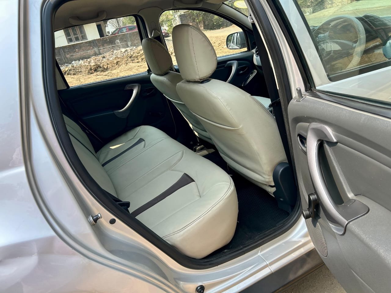 
								Renault Duster 85PS Petrol full									