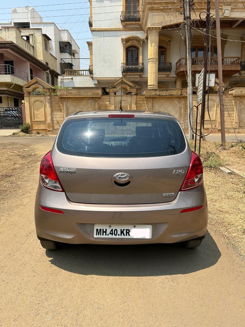
								Hyundai i20 Magna full									