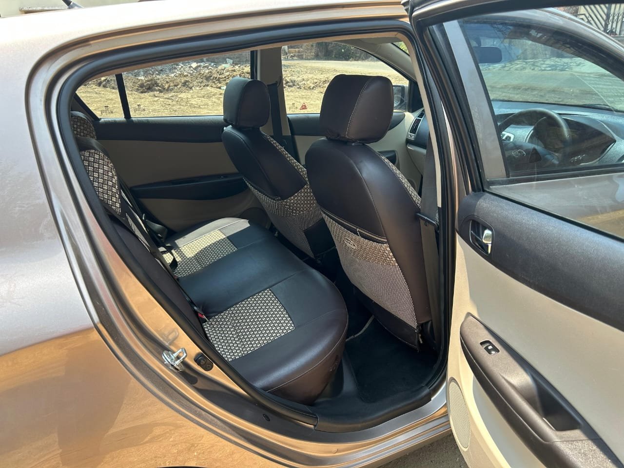 
								Hyundai i20 Magna full									