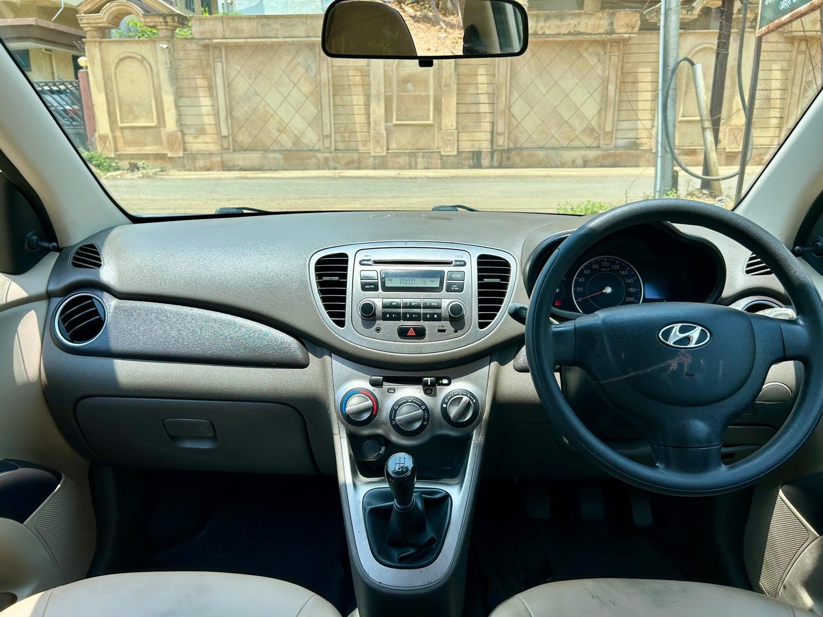 
								Hyundai i10 Magna full									