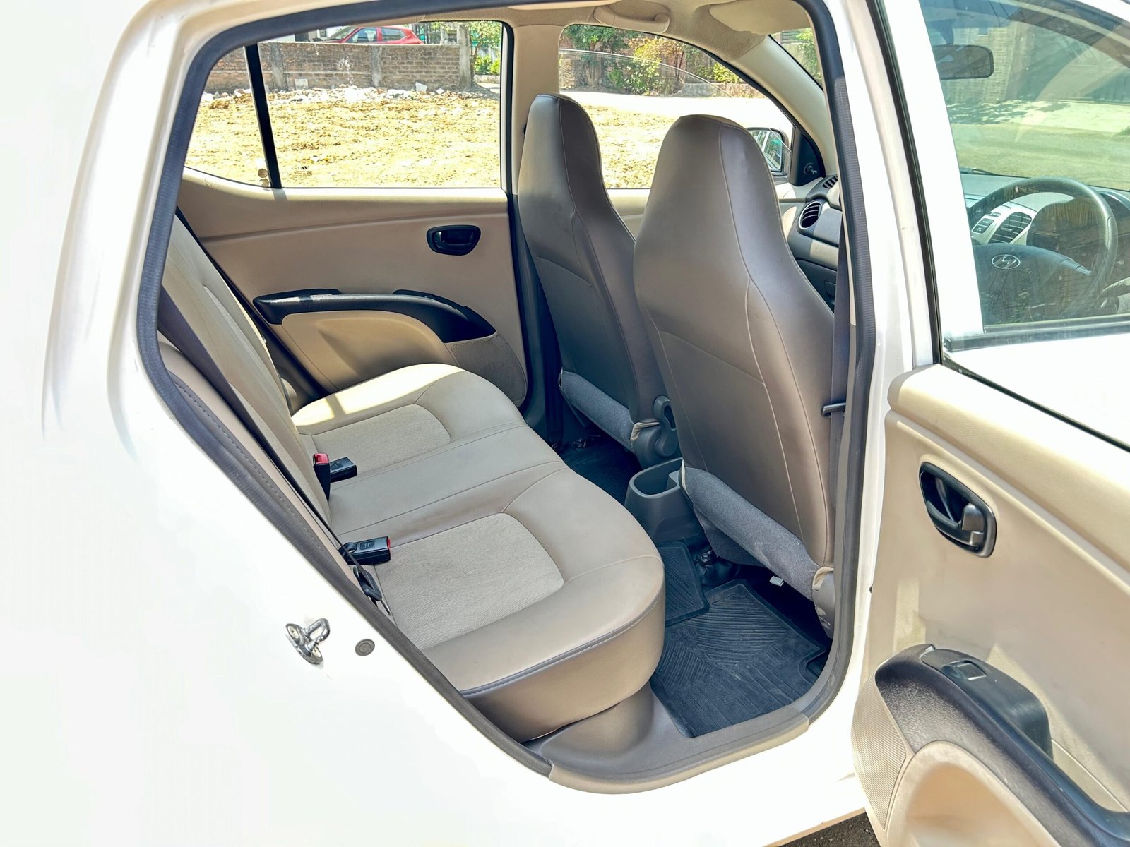 
								Hyundai i10 Magna full									