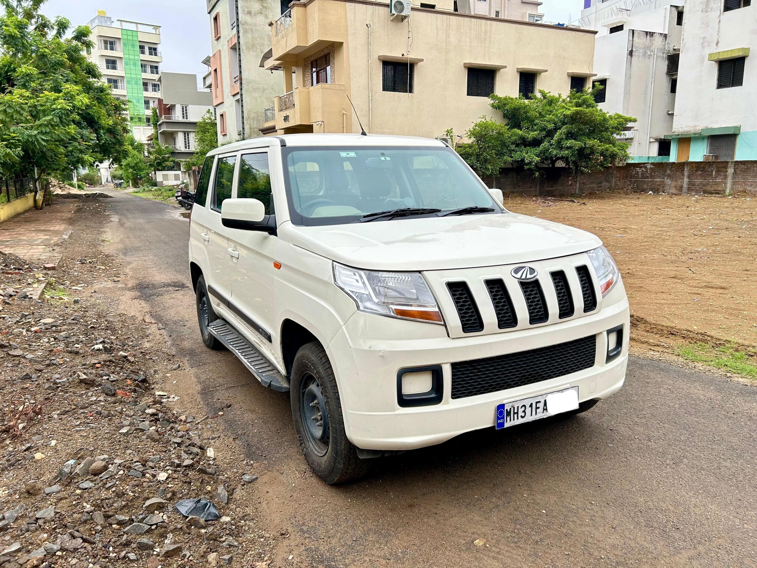 
								Mahindra TUV 300 T4+ – 7 Seater SUV full									