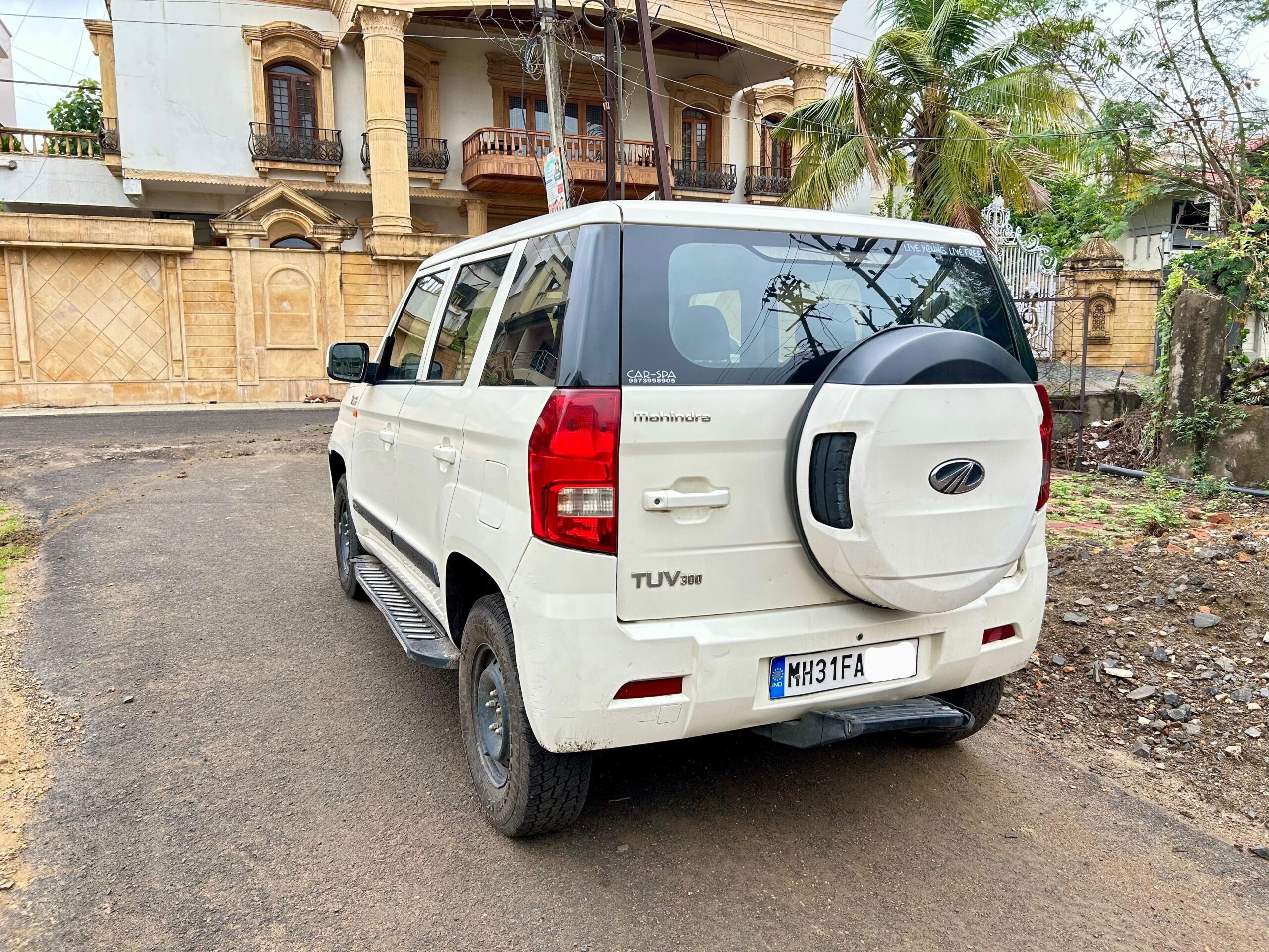 
								Mahindra TUV 300 T4+ – 7 Seater SUV full									