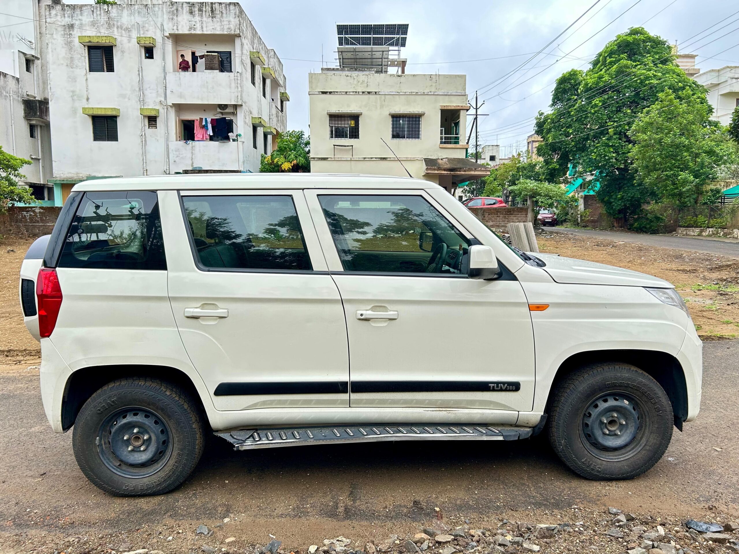 
								Mahindra TUV 300 T4+ – 7 Seater SUV full									
