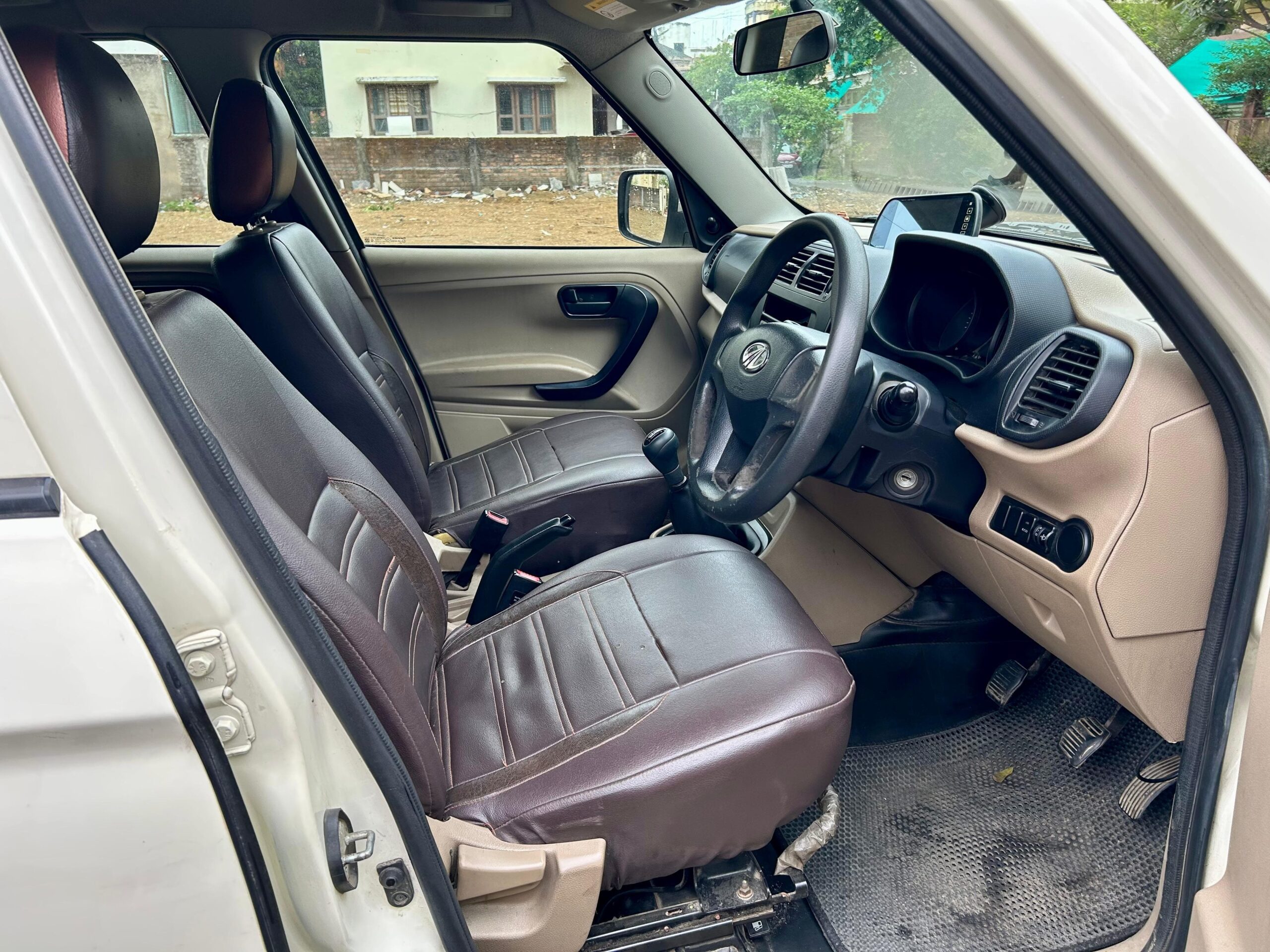 
								Mahindra TUV 300 T4+ – 7 Seater SUV full									