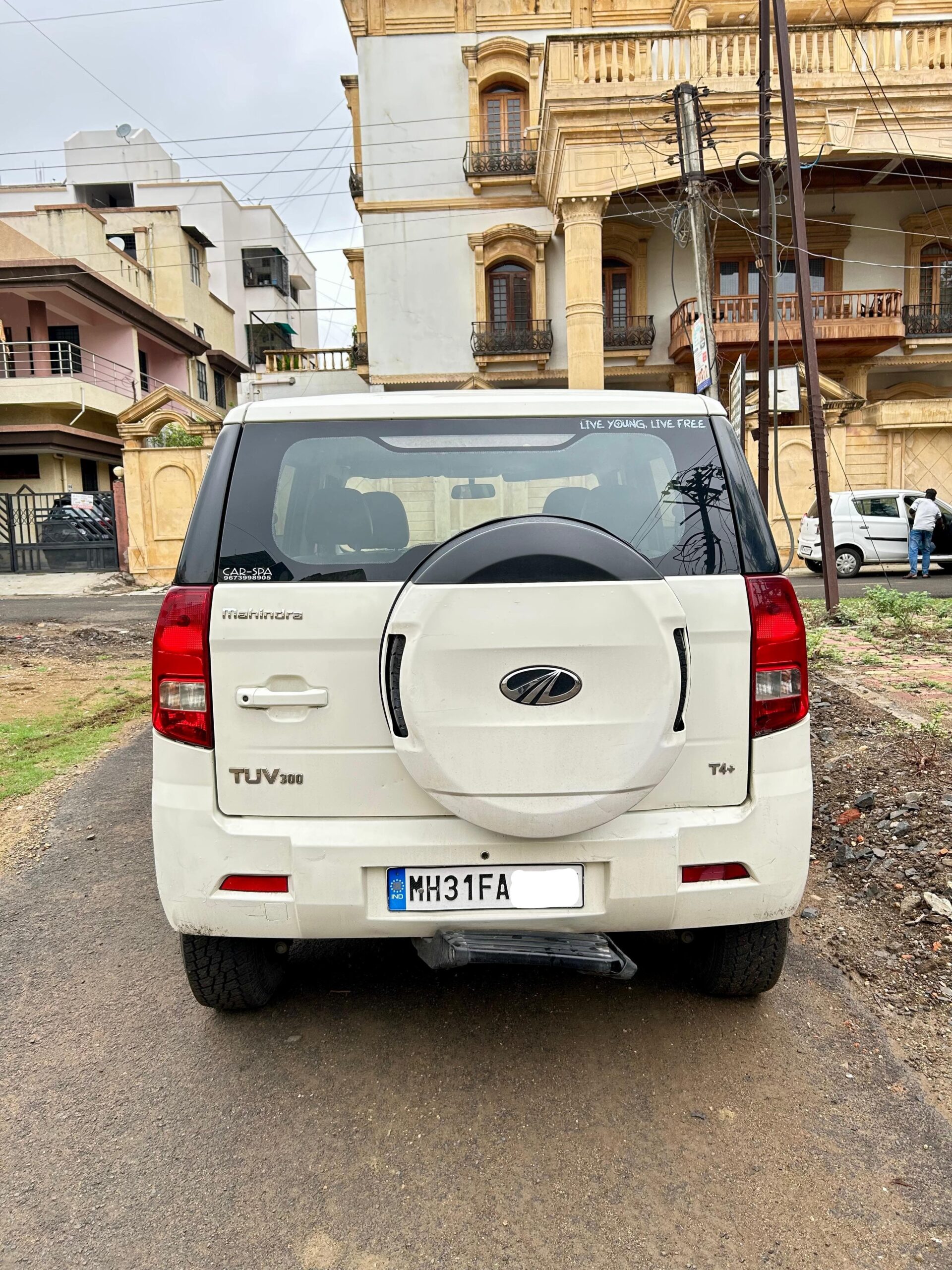 
								Mahindra TUV 300 T4+ – 7 Seater SUV full									