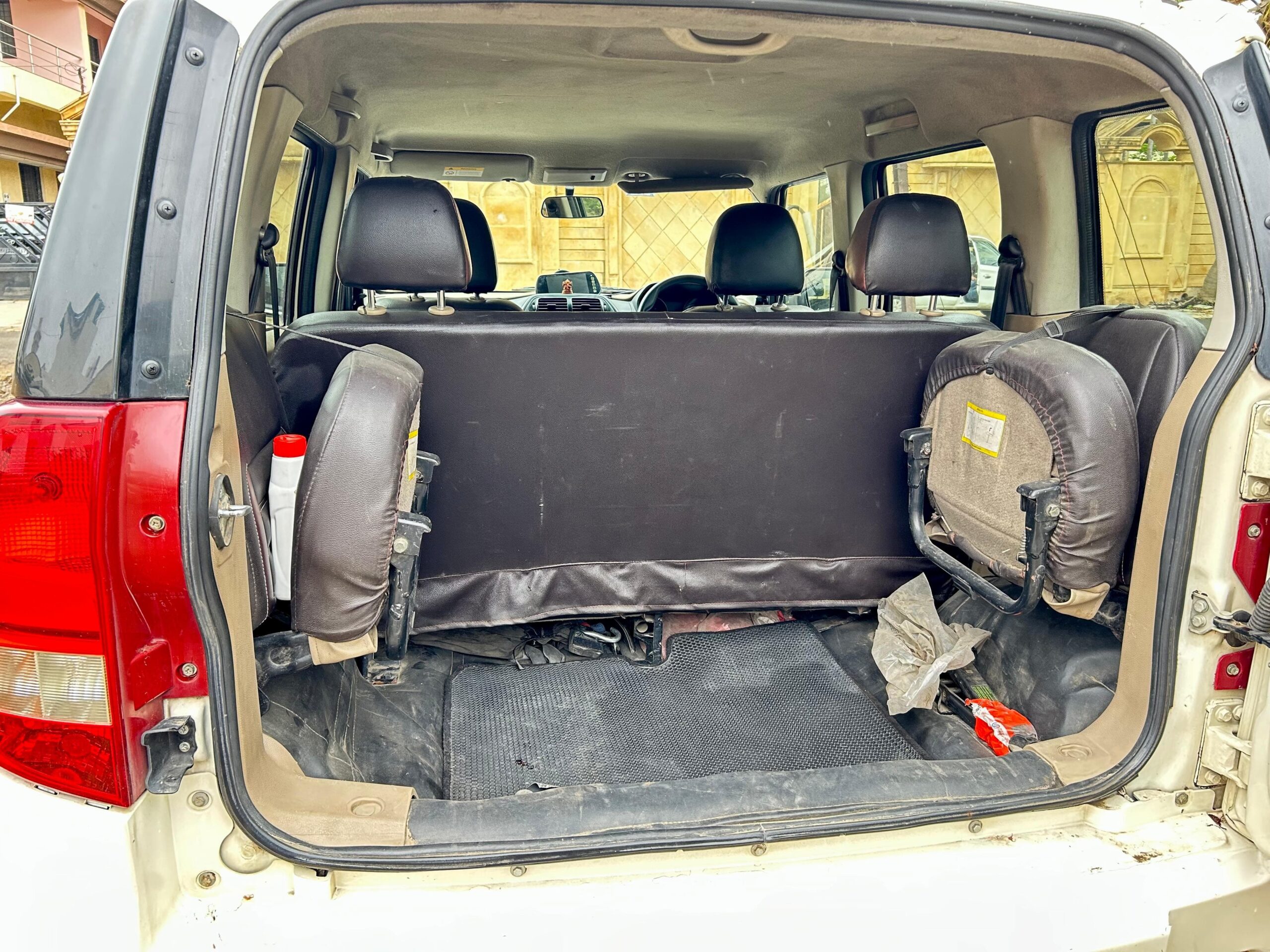 
								Mahindra TUV 300 T4+ – 7 Seater SUV full									