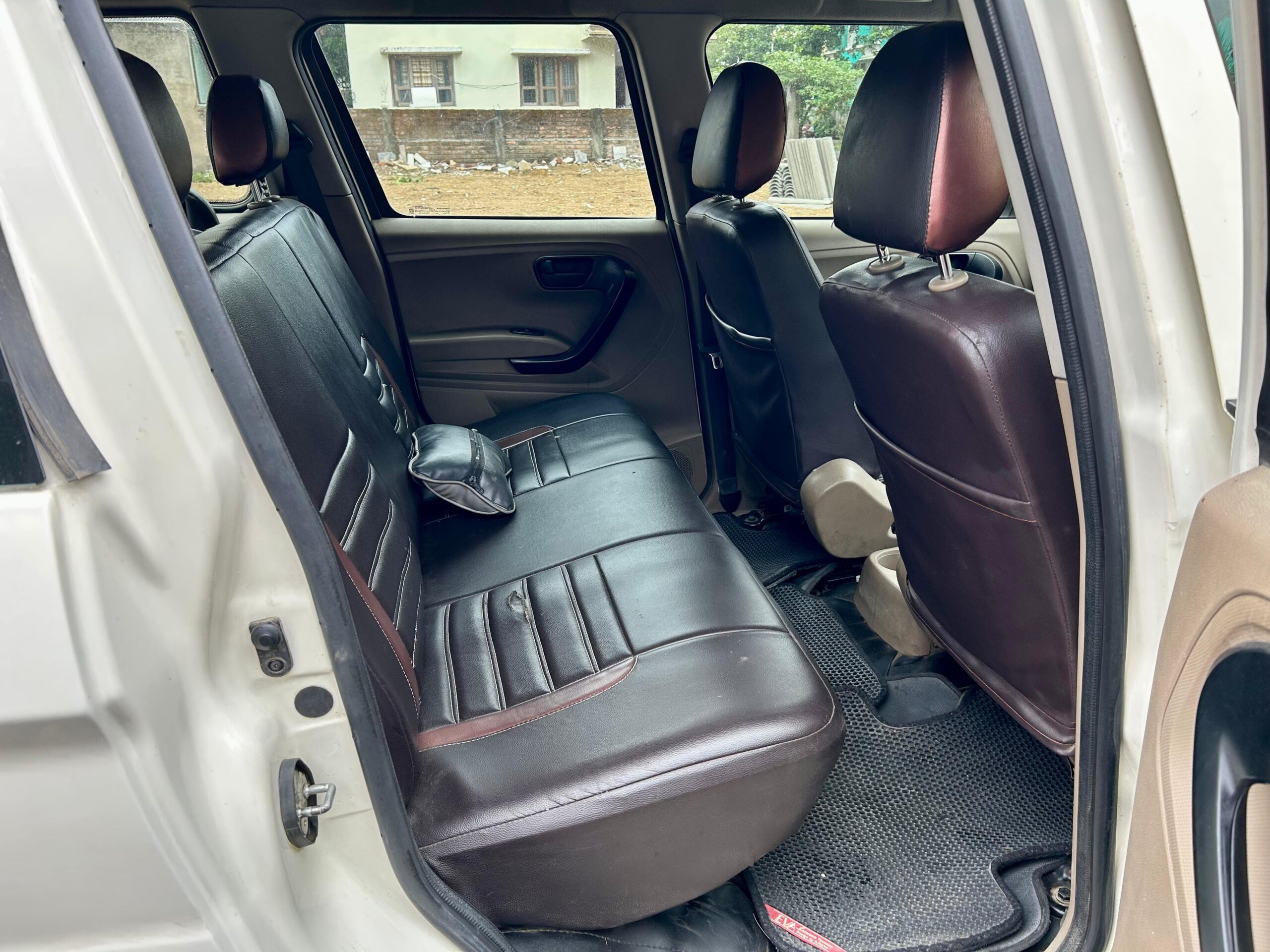 
								Mahindra TUV 300 T4+ – 7 Seater SUV full									