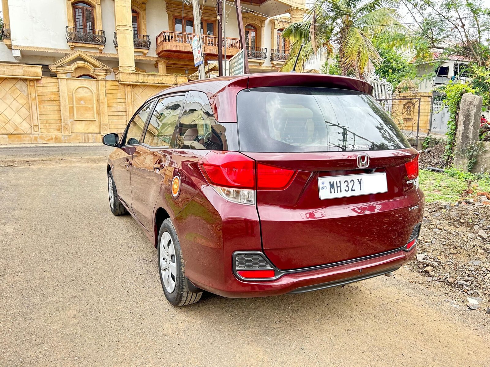 
								Honda Mobilio S MT (Top) i-VTEC – 7 Seater full									