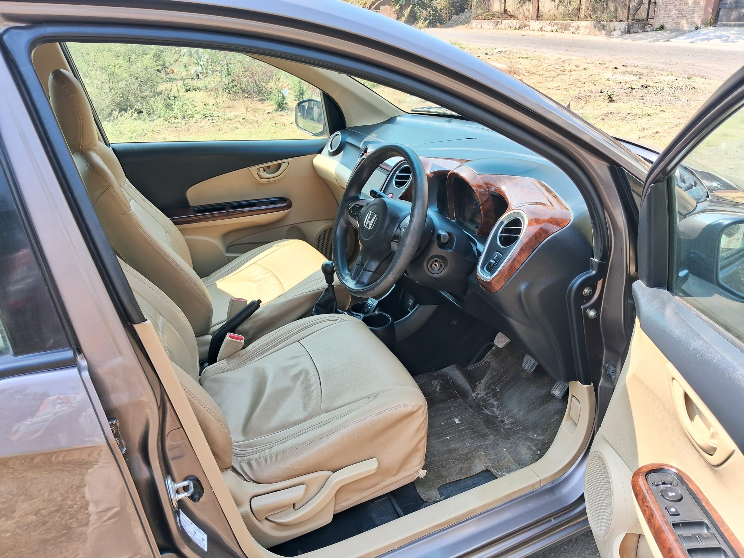 
								Honda Mobilio V MT i-VTEC – July 2015 (7 Seater) full									