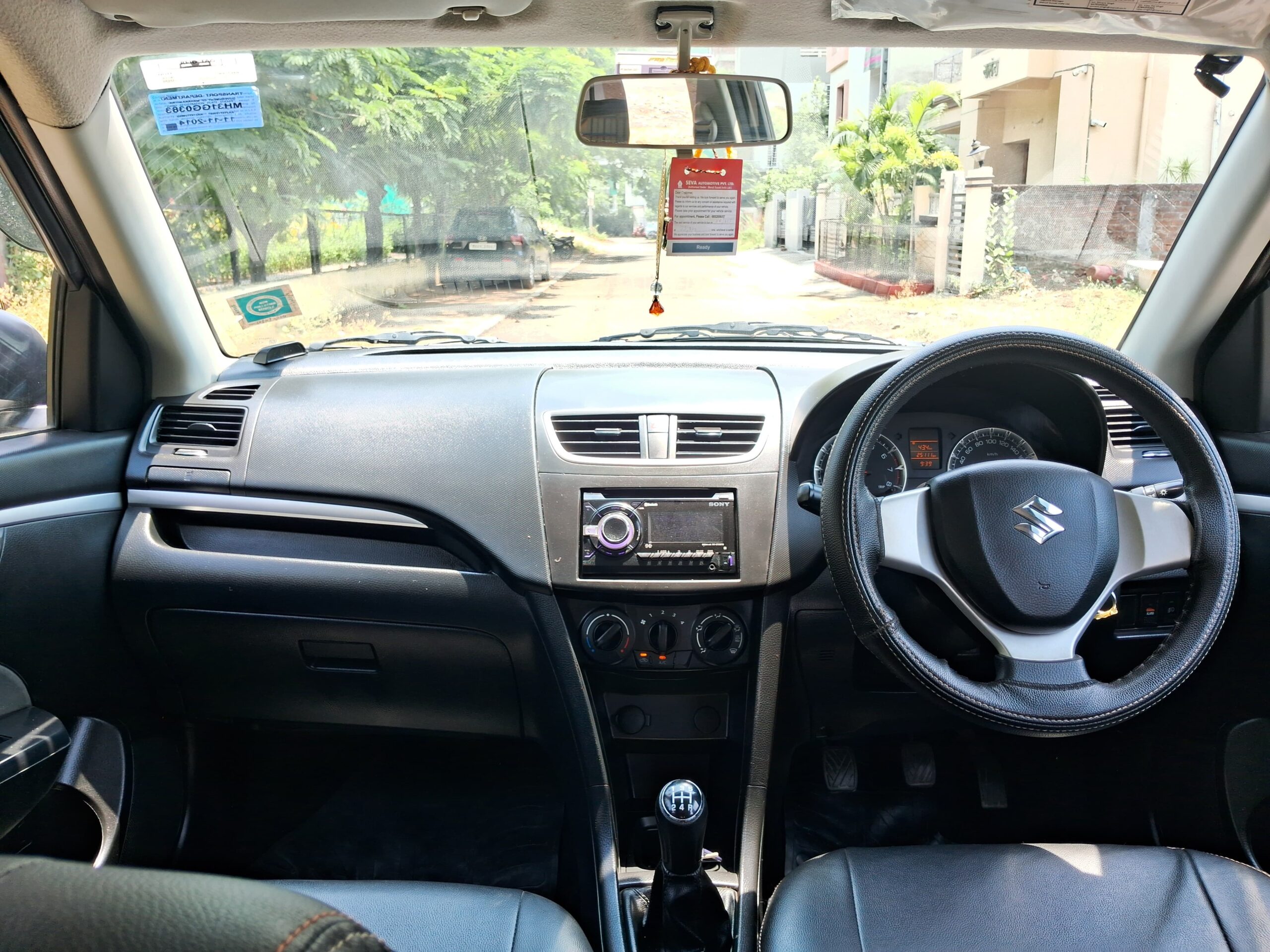 
								Maruti Suzuki Swift VXi (Petrol) – November 2014 full									