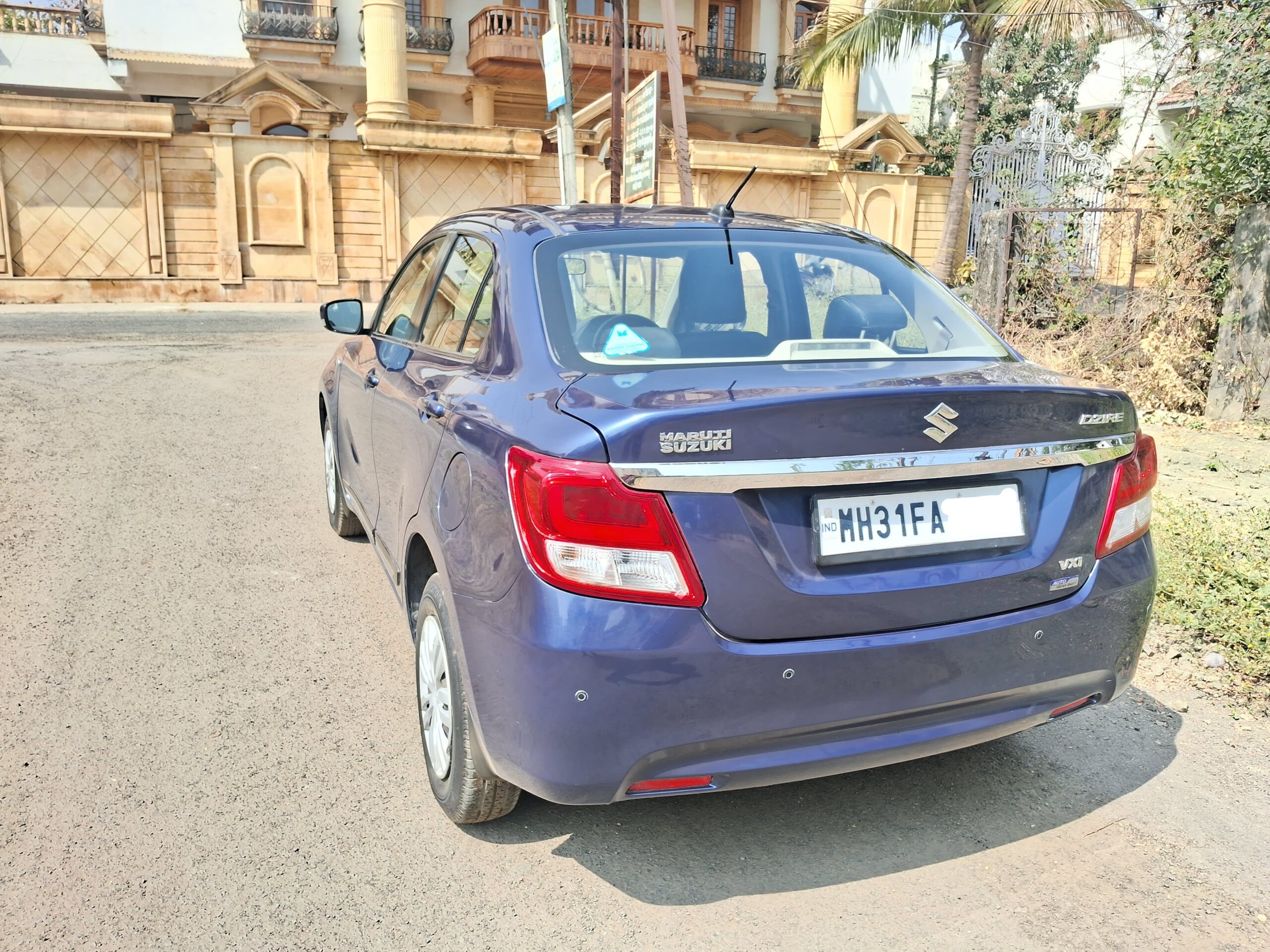 
								Maruti Suzuki Dzire VXi (AGS) – August 2017 full									